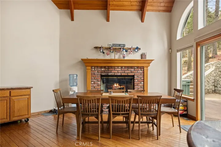 Dining w Fireplace