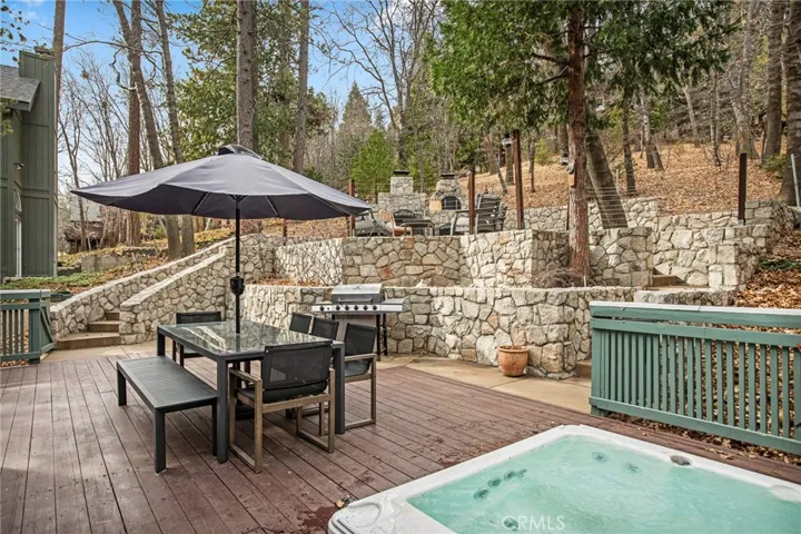 Patio w Hot Tub