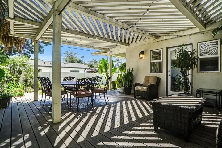 8018 Hatillo, Winnetka, California 91306