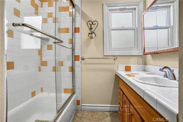 8018 Hatillo, Winnetka, California 91306
