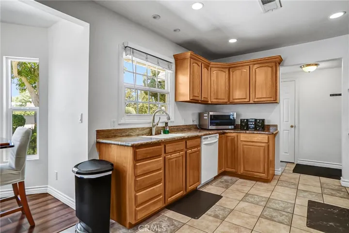 8018 Hatillo, Winnetka, California 91306