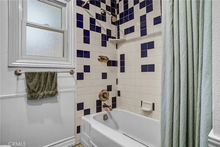 8018 Hatillo, Winnetka, California 91306
