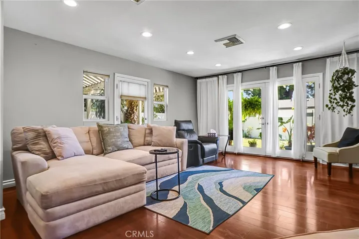 8018 Hatillo, Winnetka, California 91306
