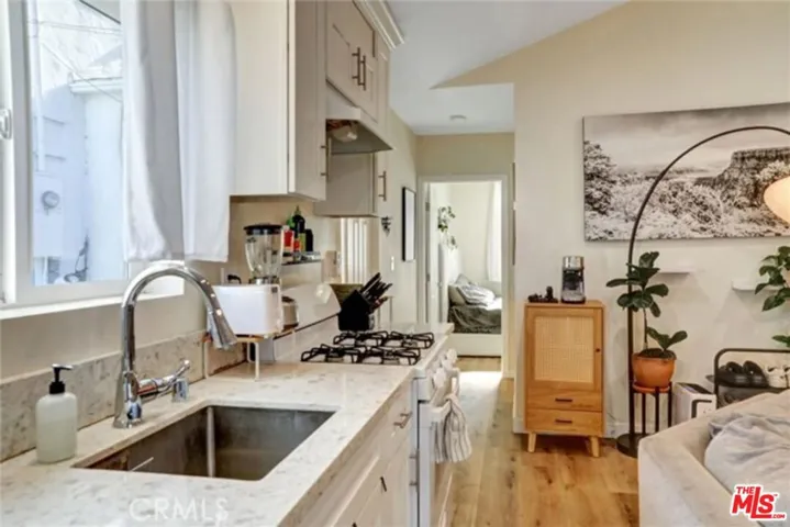 1185 Hauser Boulevard, Los Angeles, California 90019
