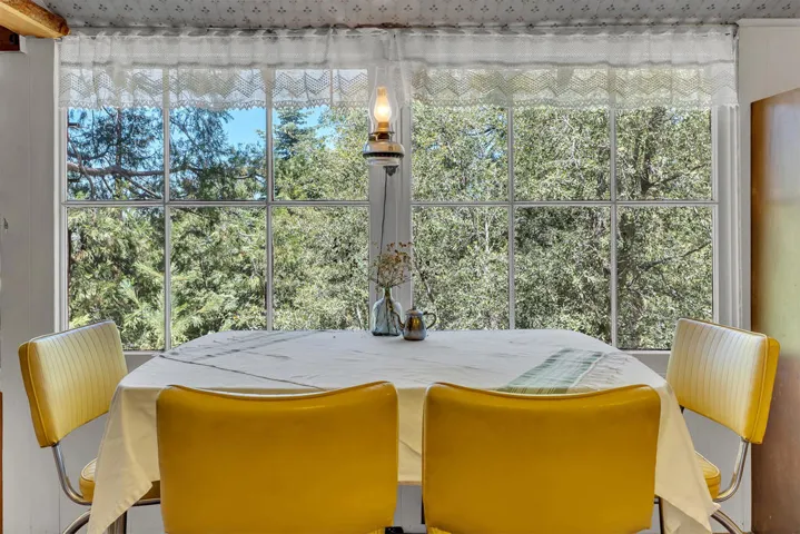 Kitchen Eating Area