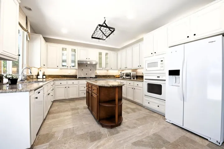 1089 Via Vera Cruz, San Marcos, California 92078