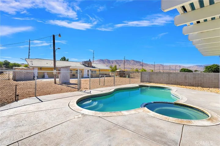 10080 Deep Creek Road, Apple Valley, California 92308