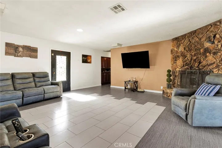 10080 Deep Creek Road, Apple Valley, California 92308