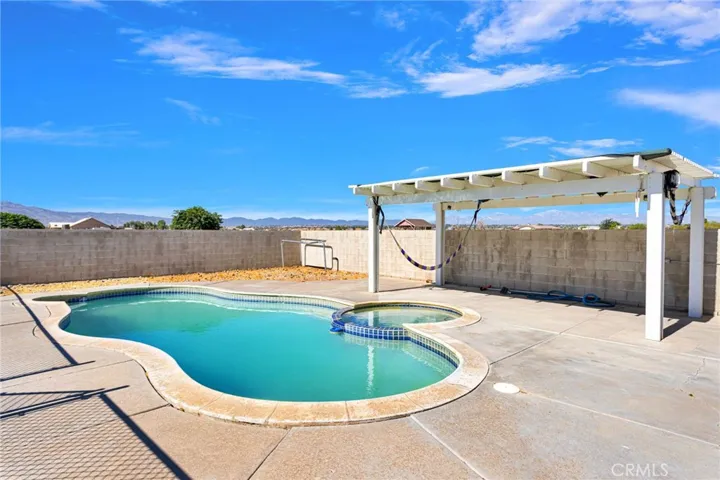 10080 Deep Creek Road, Apple Valley, California 92308