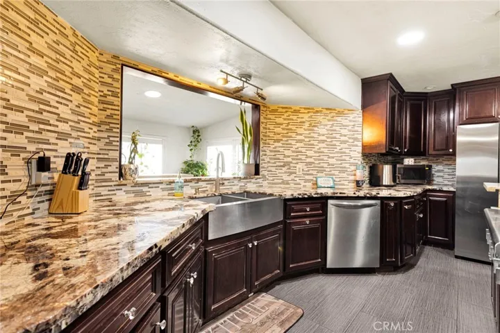 10080 Deep Creek Road, Apple Valley, California 92308