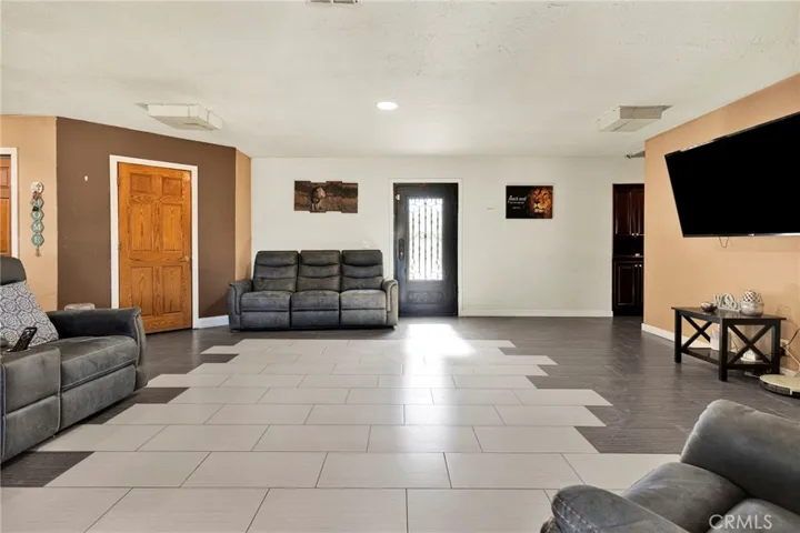 10080 Deep Creek Road, Apple Valley, California 92308