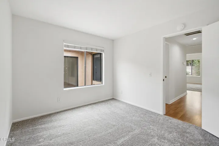 33_bedroom