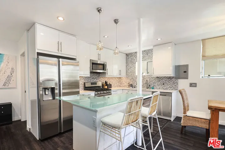472 Rosecrans Avenue, Manhattan Beach, California 90266