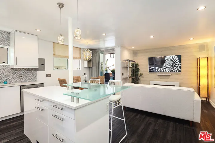 472 Rosecrans Avenue, Manhattan Beach, California 90266