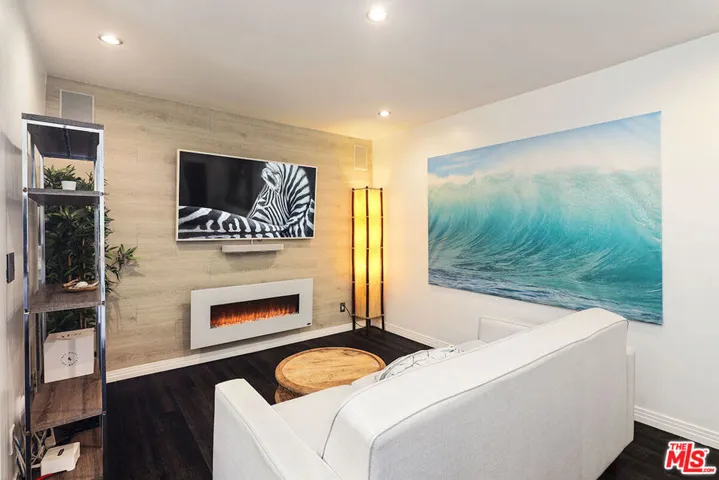 472 Rosecrans Avenue, Manhattan Beach, California 90266