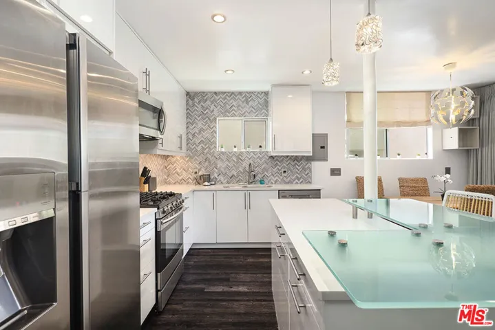 472 Rosecrans Avenue, Manhattan Beach, California 90266