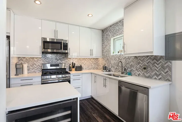 472 Rosecrans Avenue, Manhattan Beach, California 90266