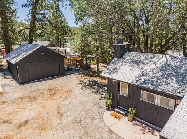detached garage w/ carport