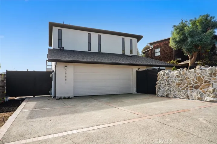 Oversized driveway to park up to 3 cars