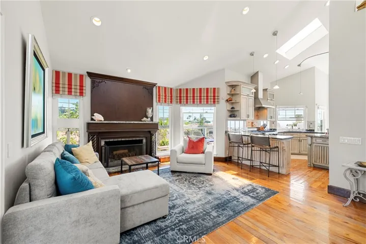 Familyroom with view to the kitchen