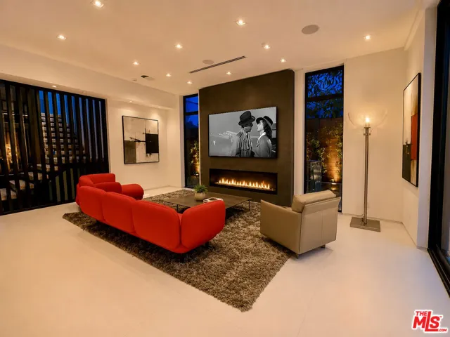 8741 Dorrington Avenue, West Hollywood, California 90048