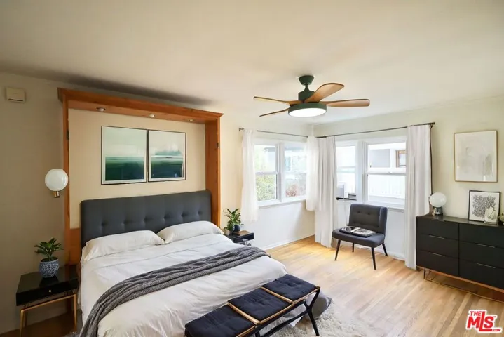 Murphy Bed Pushes up to maximi