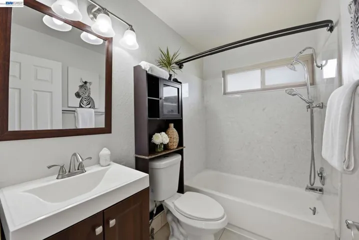 27864 Hummingbird Ct, Hayward, California 94545-4042