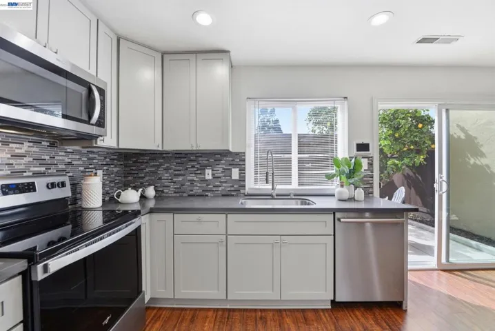 27864 Hummingbird Ct, Hayward, California 94545-4042