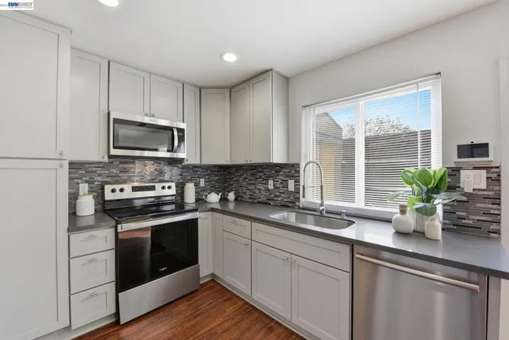 27864 Hummingbird Ct, Hayward, California 94545-4042