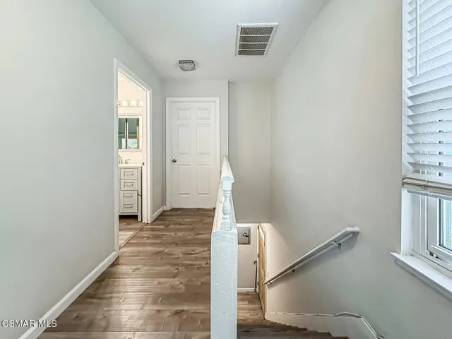 fStairs Landing and SHsred Bath2