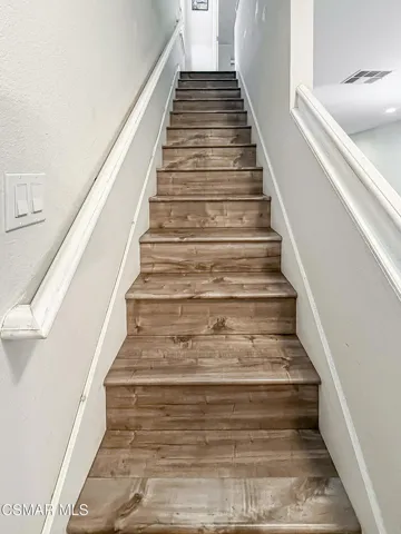 fStairs Landing and SHsred Bath1