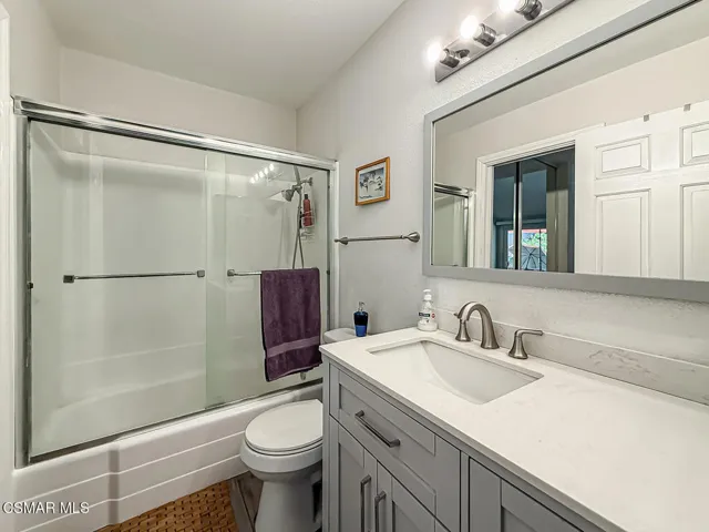 fStairs Landing and SHsred Bath3