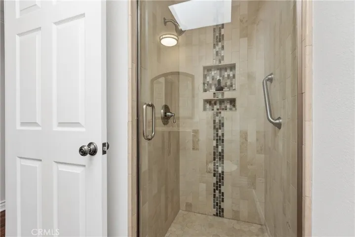 Tile finishes in the step-in shower.