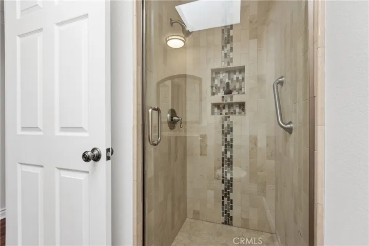 Tile finishes in the step-in shower.