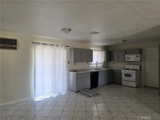 Kitchen/Dining Area