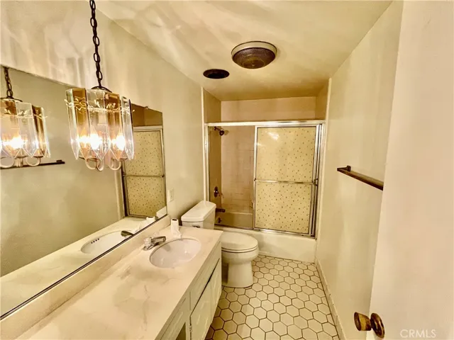 Upstairs Full Bath.