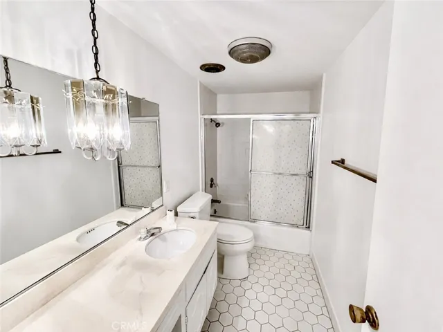 Upstairs Full Bath.