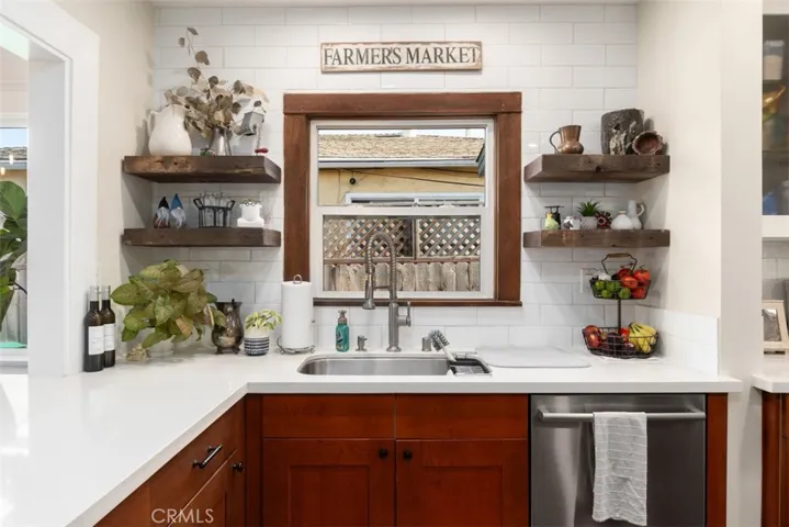 CHARMING KITCHEN/DECOR