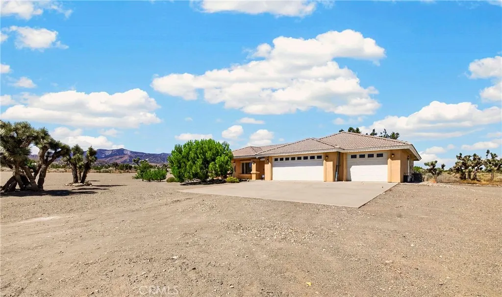 10624 Nugget, Phelan, California 92371 — photo 4
