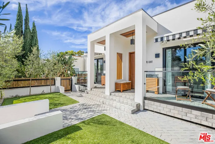 1205 N Genesee Avenue, West Hollywood, California 90046