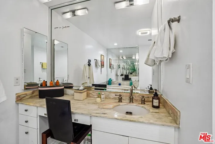 325 N Oakhurst Drive Ph2, Beverly Hills, California 90210