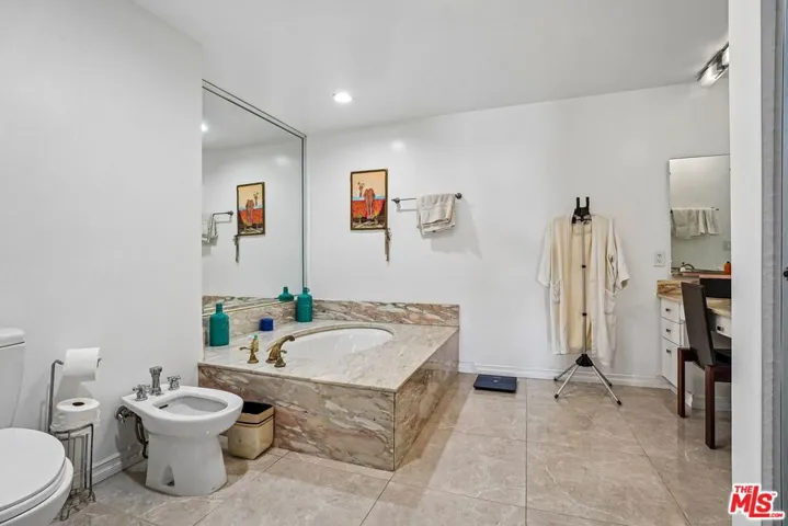 325 N Oakhurst Drive Ph2, Beverly Hills, California 90210