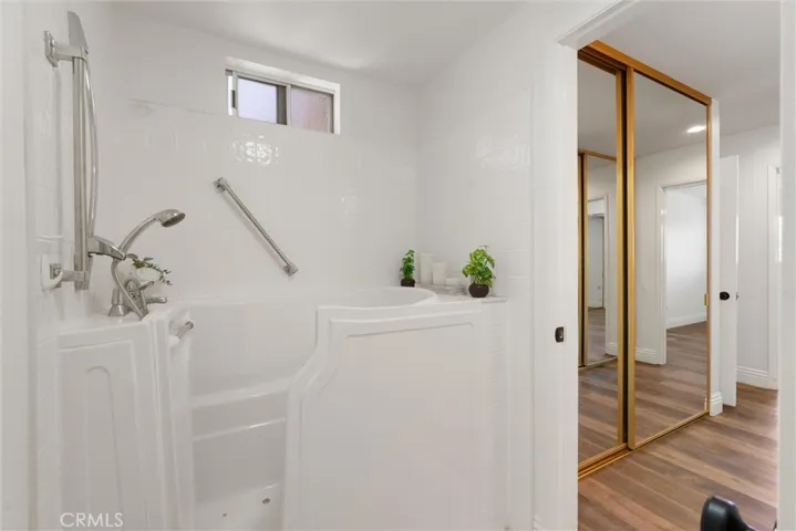 Walk-in bathtub