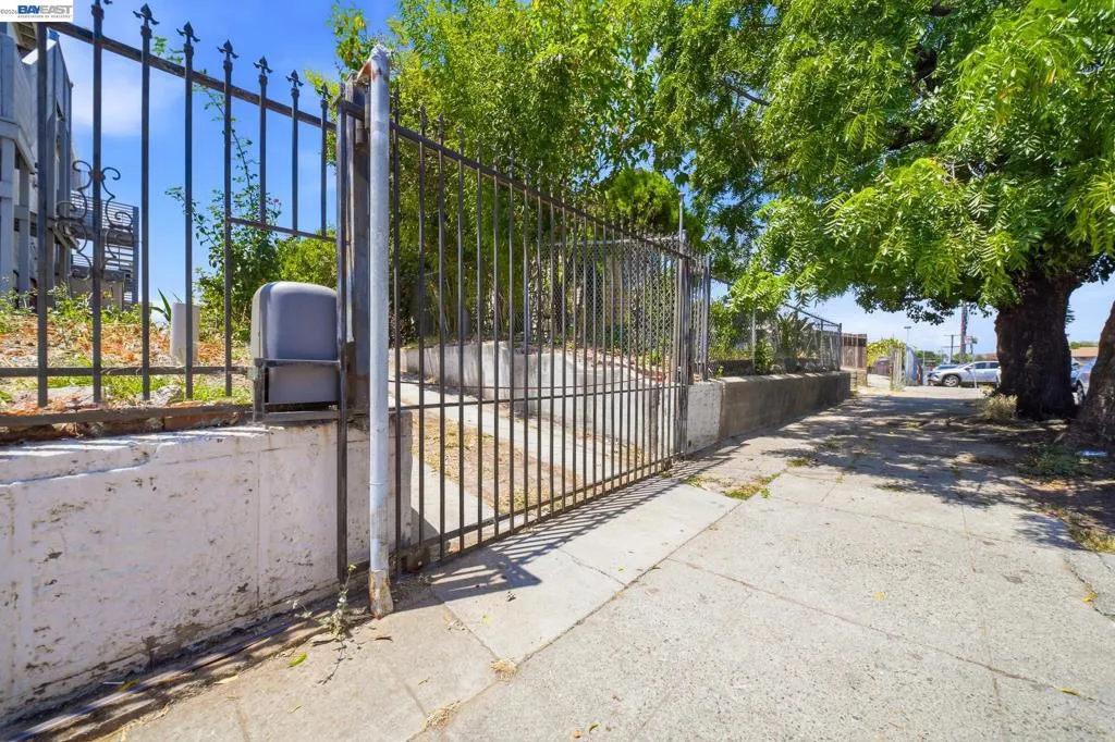 2223 E 23rd St, Oakland, California 94606 — photo 4