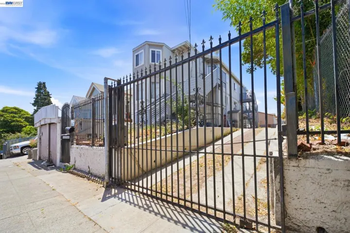 2223 E 23rd St, Oakland, California 94606