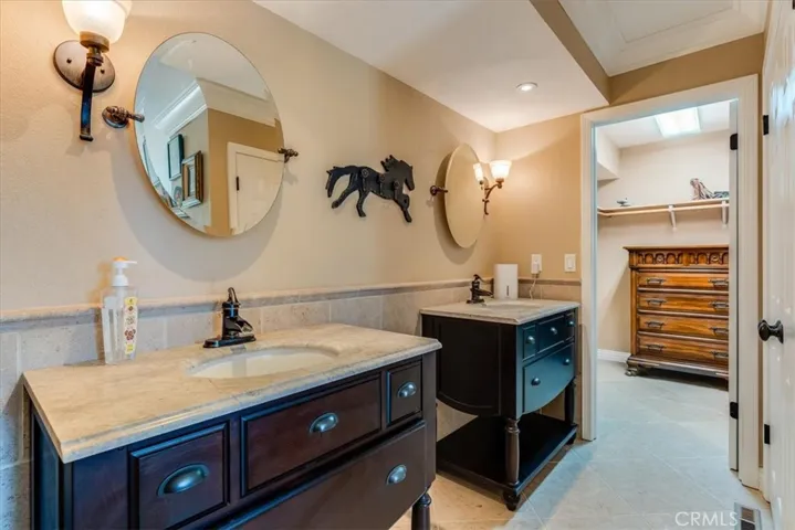 Primary sinks with walk in closet