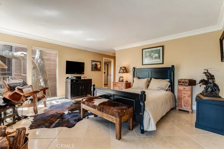 Lower level primary suite