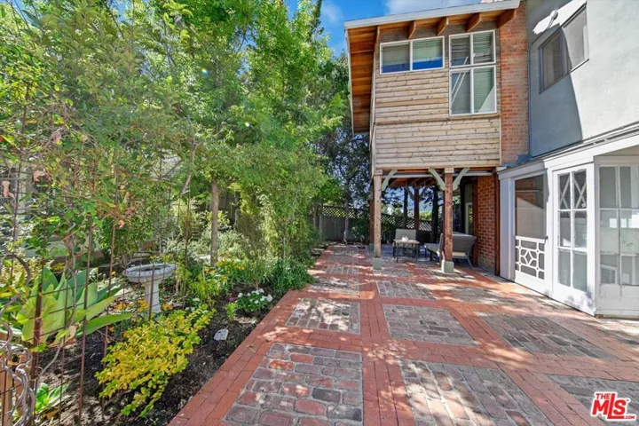 4947 Serrania Avenue, Woodland Hills, California 91364