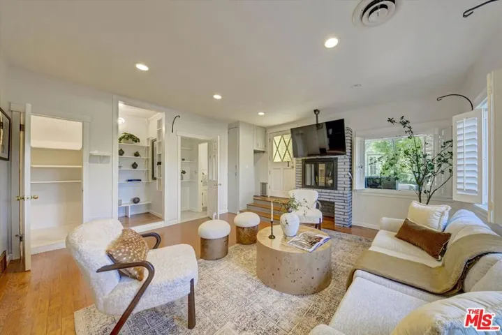4947 Serrania Avenue, Woodland Hills, California 91364