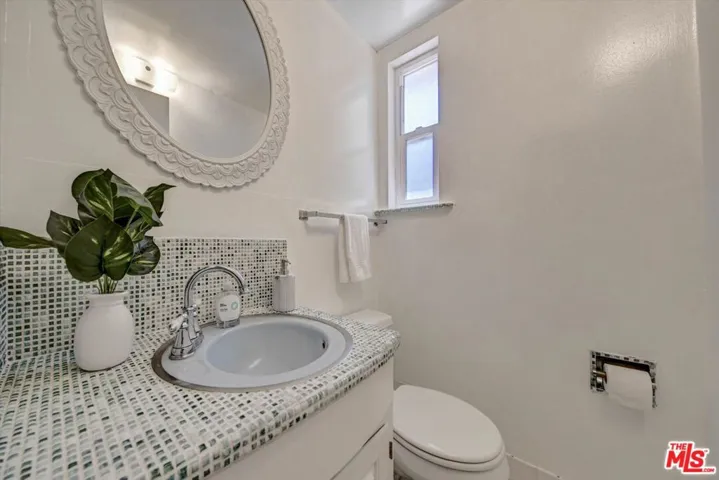4947 Serrania Avenue, Woodland Hills, California 91364